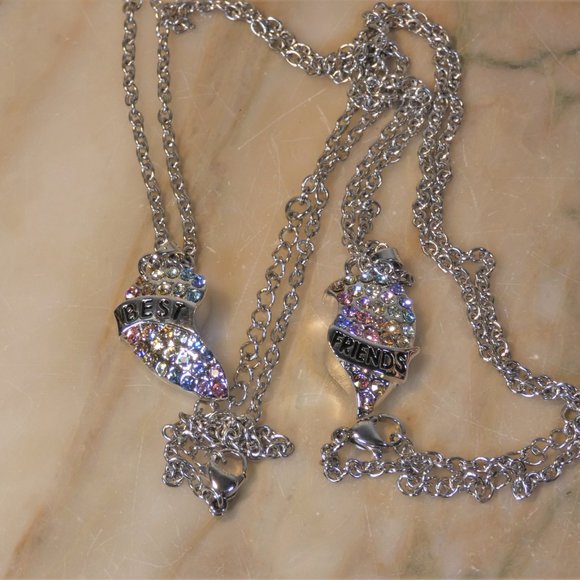 2 Best Friends necklaces - 2 half hearts that fit together - gift box for BFF - Picture 3 of 3